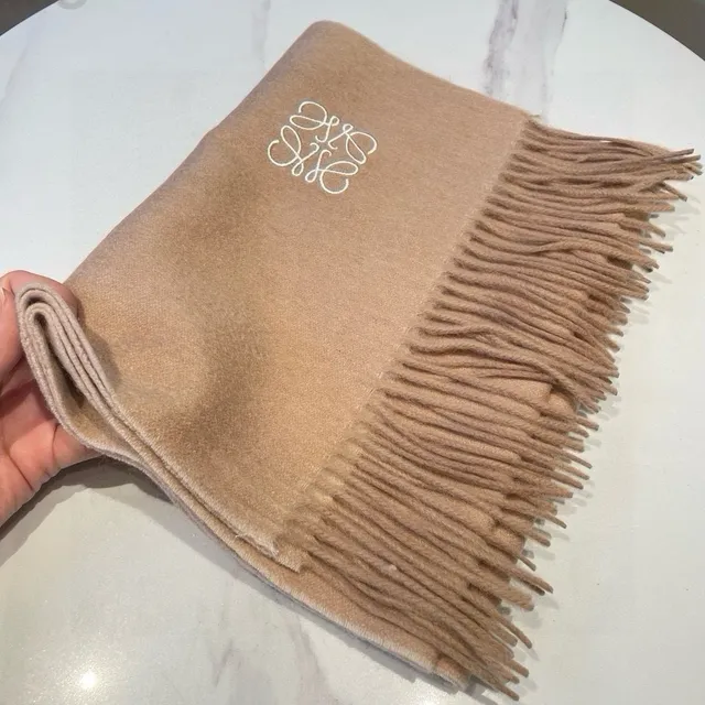 Loewe Anagram Écharpe en Cachemire Beige Bordée 7