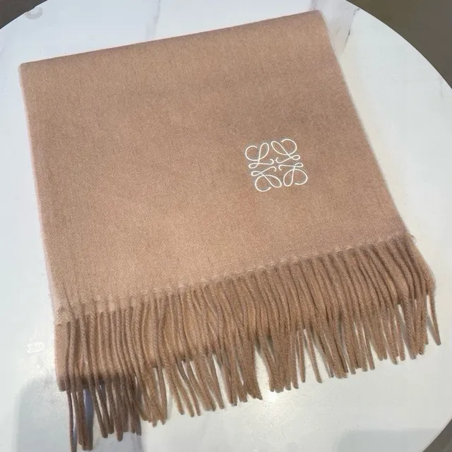 Loewe Anagram Écharpe en Cachemire Beige Bordée 8