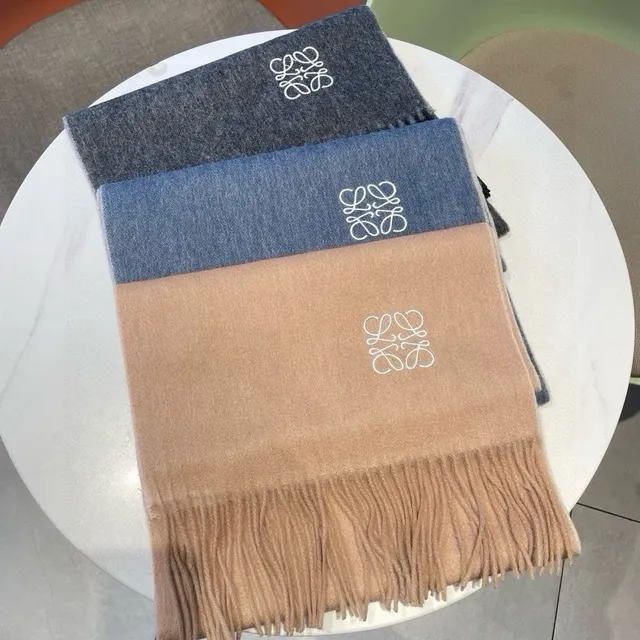 Loewe Anagram Écharpe en Cachemire Beige Bordée 9
