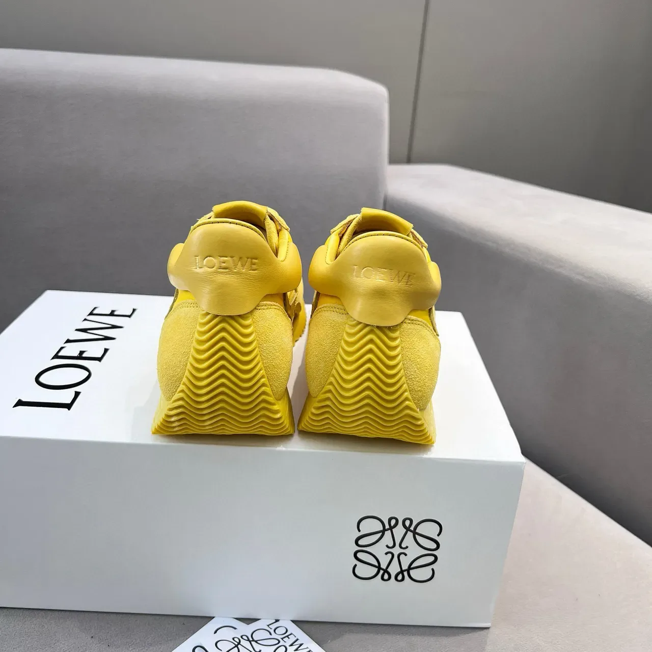 Loewe Sneakers Lifestyle en suède et cuir pané jaune monocromatique 2