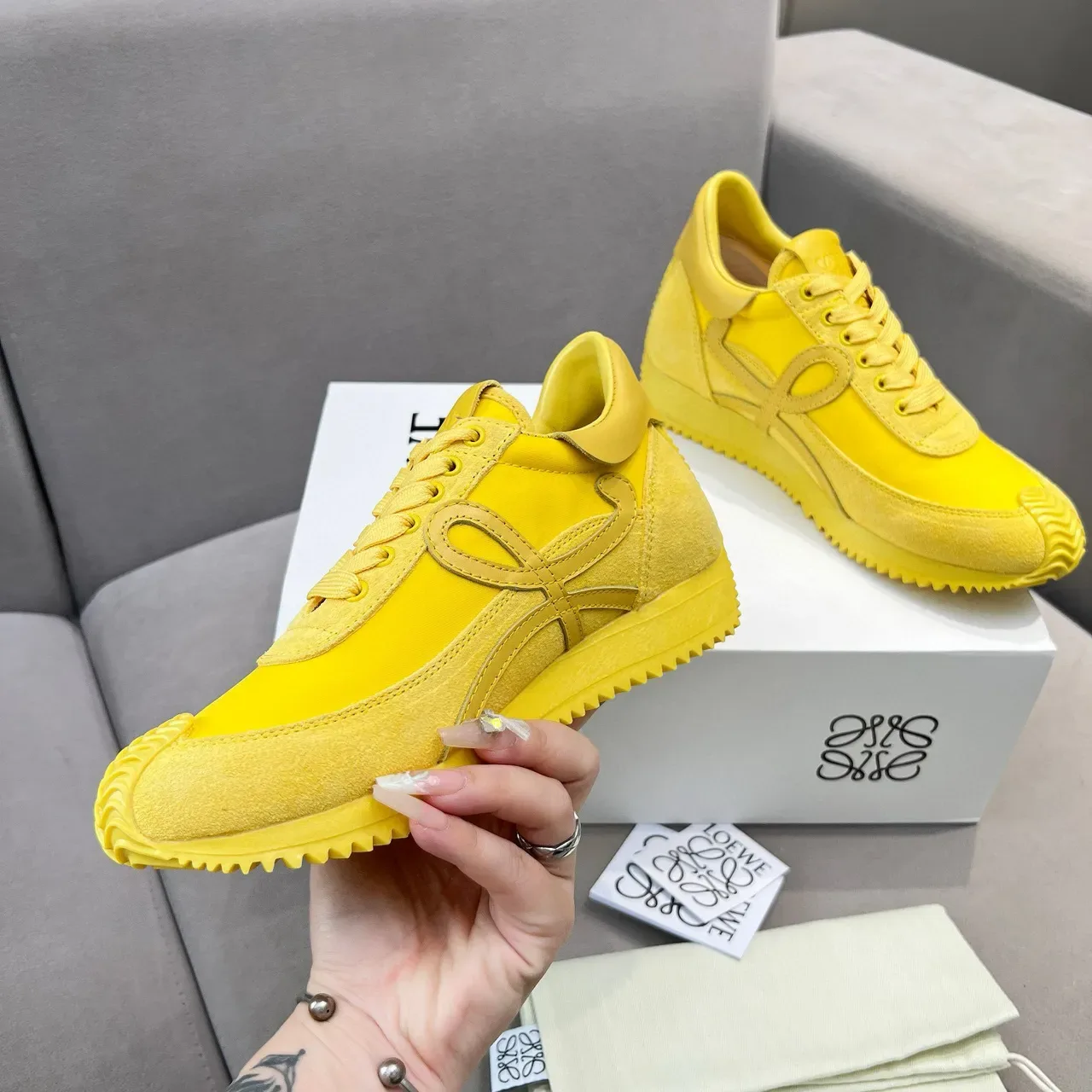 Loewe Sneakers Lifestyle en suède et cuir pané jaune monocromatique 4
