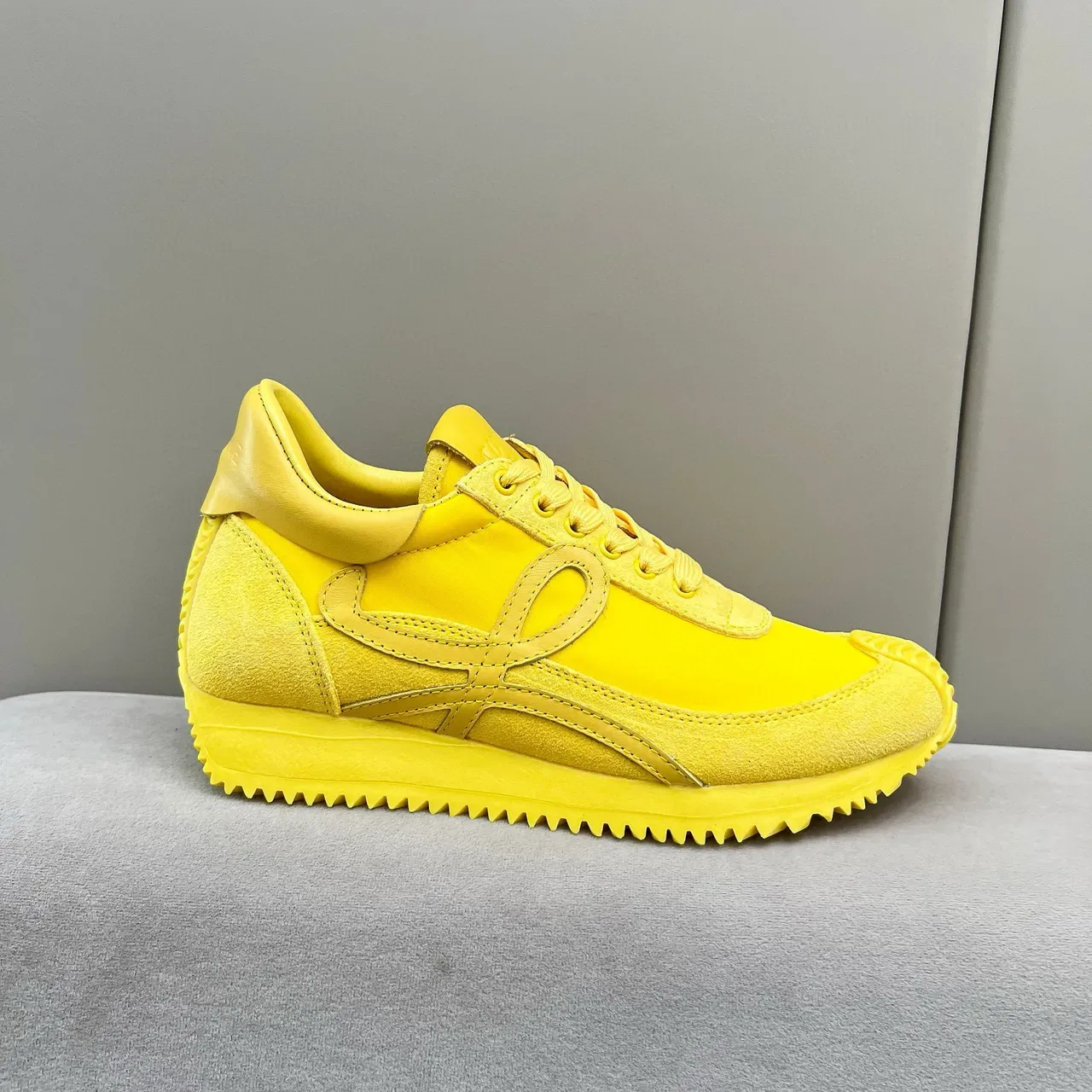 Loewe Sneakers Lifestyle en suède et cuir pané jaune monocromatique 8