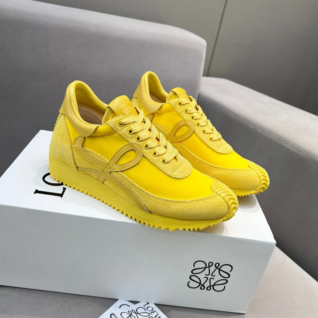 Loewe Sneakers Lifestyle en suède et cuir pané jaune monocromatique 9