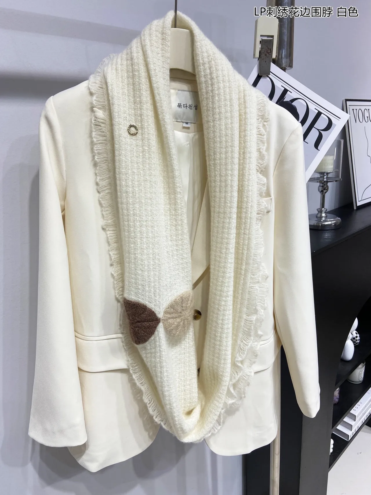 Loro Piana écharpe motif de feuille brodée motifs blancs marrons bord frangé écharpe en cachemire 7