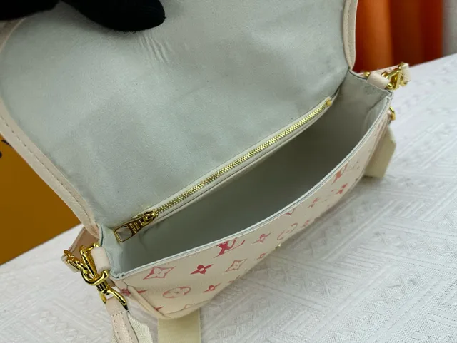 Louis Vuitton Baguette Beige Rouge Monogram-Printed Sac messager à flap-top 2