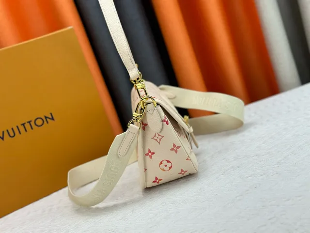 Louis Vuitton Baguette Beige Rouge Monogram-Printed Sac messager à flap-top 4