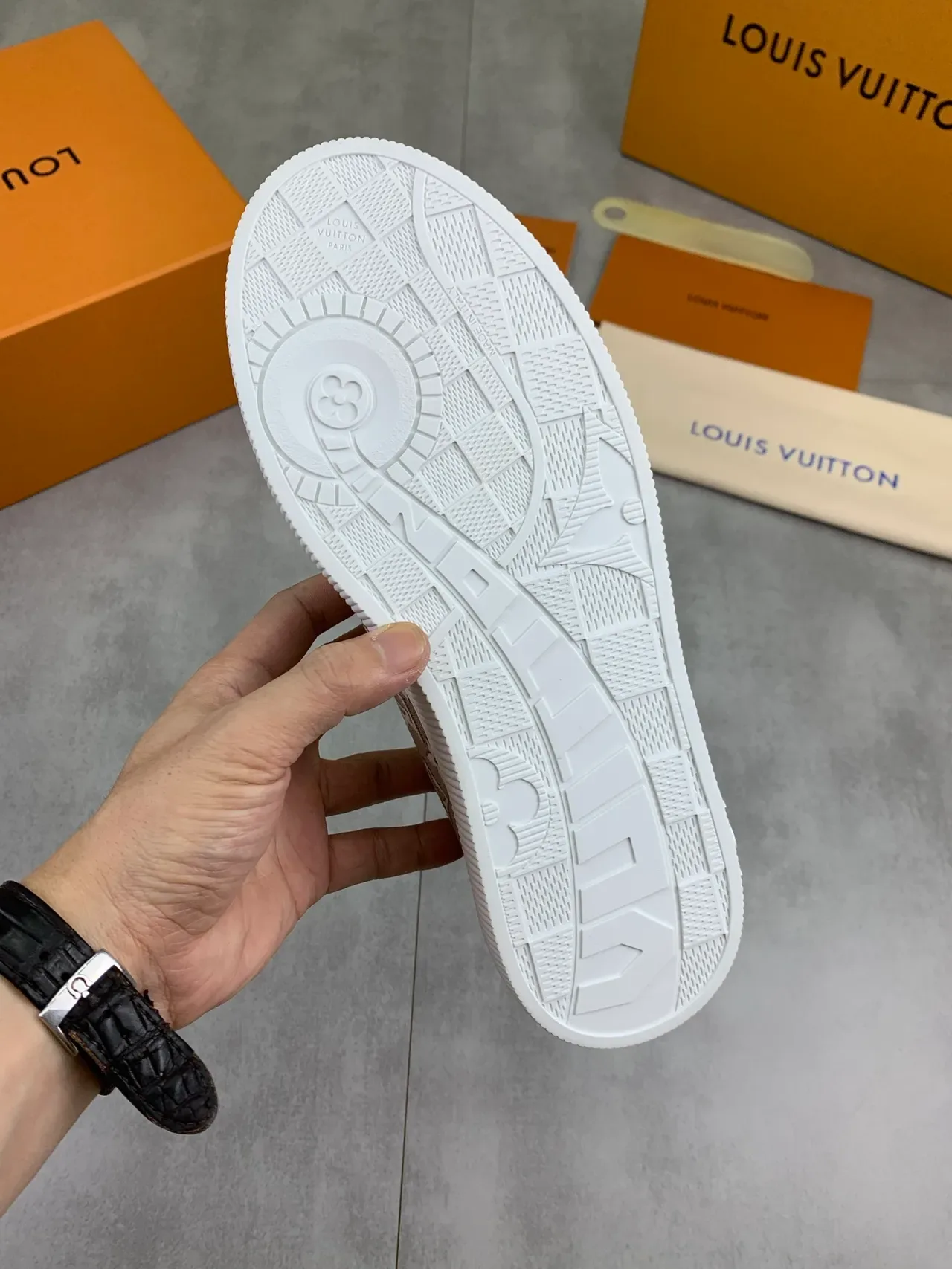 Louis Vuitton Bege e Branco Monograma Lona Tênis Lifestyle Low Top 3