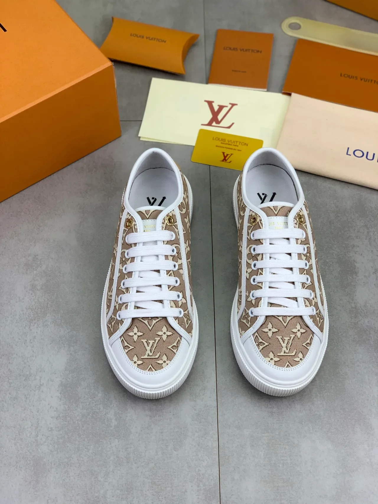Louis Vuitton Bege e Branco Monograma Lona Tênis Lifestyle Low Top 4