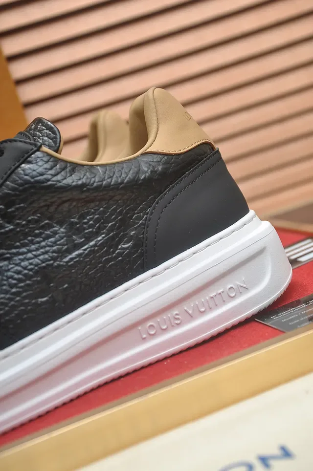 Louis Vuitton Sneaker Noir et Beige Cuir Texturé Lifestyle 2