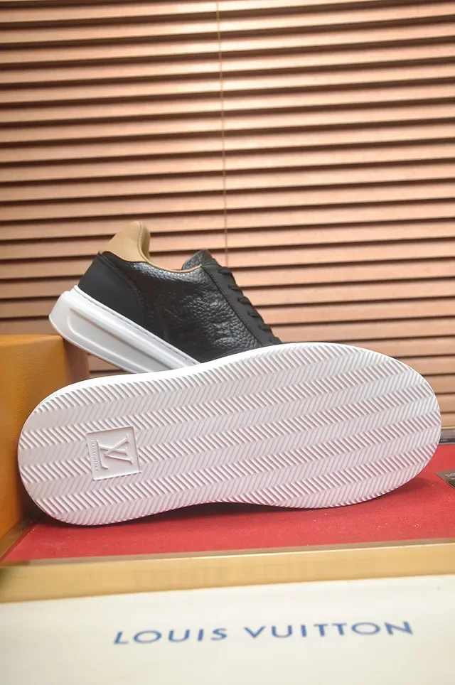 Louis Vuitton Sneaker Noir et Beige Cuir Texturé Lifestyle 3