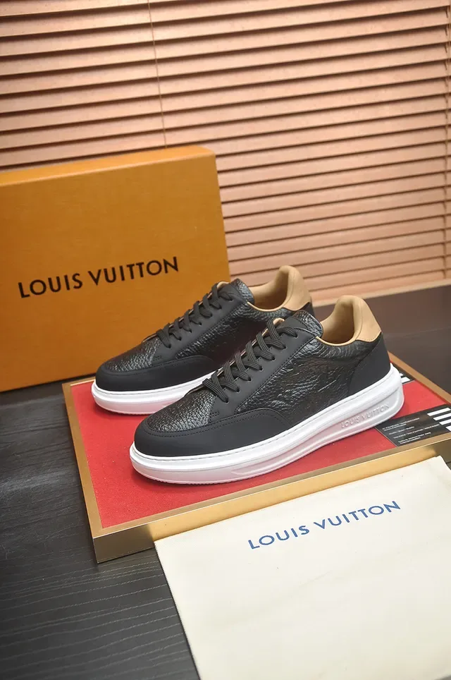 Louis Vuitton Sneaker Noir et Beige Cuir Texturé Lifestyle 4