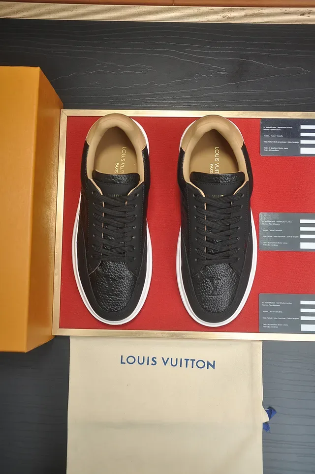 Louis Vuitton Sneaker Noir et Beige Cuir Texturé Lifestyle 5