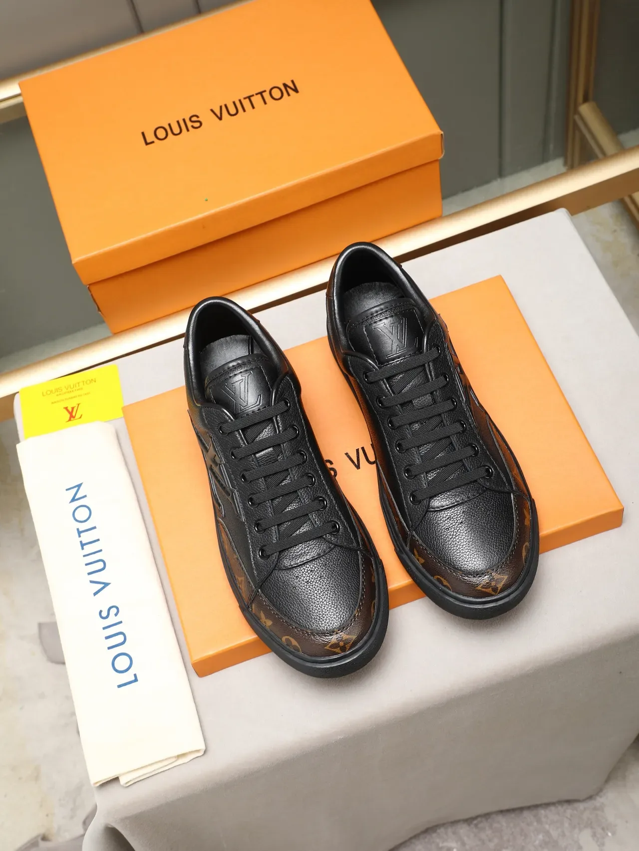 Louis Vuitton Sneakers Lifestyle Noir Marron Logo Monogram Embossed Mélange Cuir et Toile 2