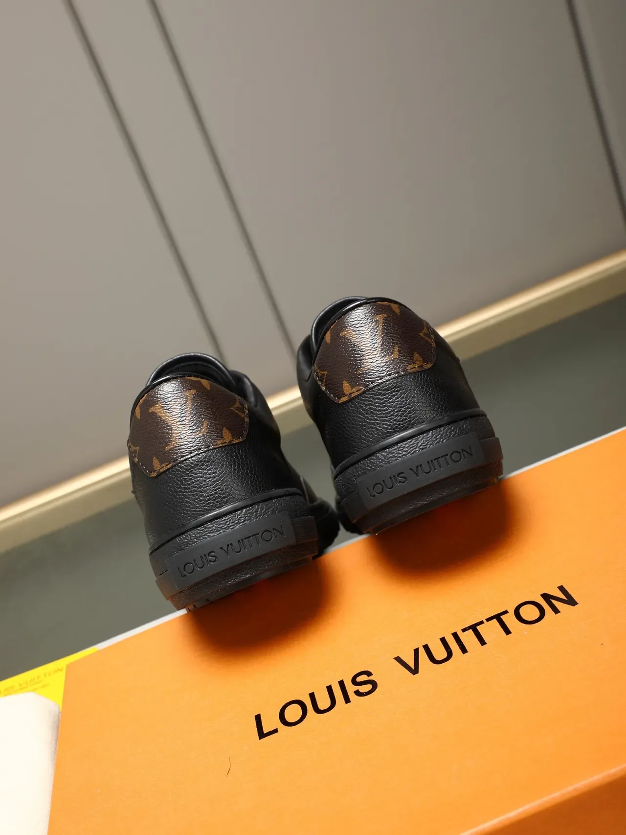 Louis Vuitton Sneakers Lifestyle Noir Marron Logo Monogram Embossed Mélange Cuir et Toile 3