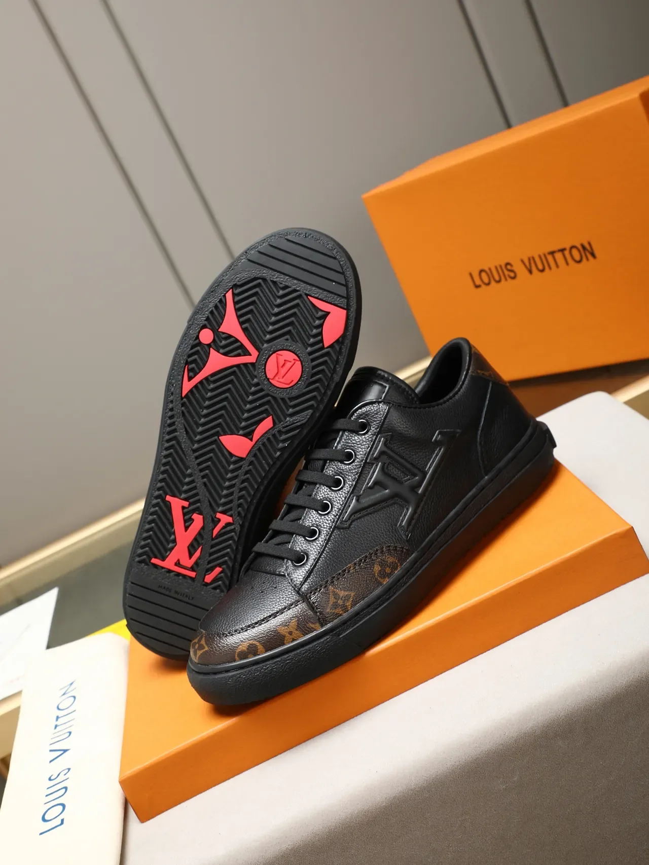 Louis Vuitton Sneakers Lifestyle Noir Marron Logo Monogram Embossed Mélange Cuir et Toile 4
