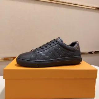 Louis Vuitton Zapatillas Lifestyle de Cuero con Monograma Embossed en Negro y Dorado, Silueta Low-Top