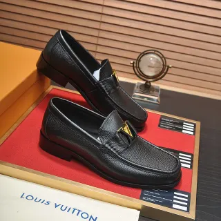 Louis Vuitton 黑色金色粒面皮革三角扣乐福鞋
