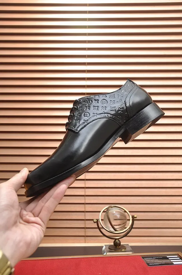 Louis Vuitton Chaussures Oxford en Cuir Poli Noir à Embout Rond 5