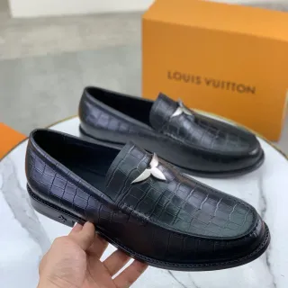 Louis Vuitton 黑色银色鳄鱼压纹皮革金属花扣乐福鞋