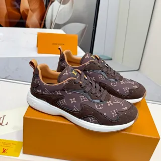 Louis Vuitton tênis lifestyle marrom bege com monograma de canvas e overlays de suede