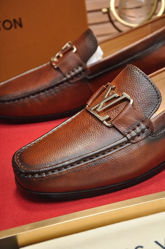 Louis Vuitton Marrom Bege Couro Granulado Metal Fivela LV Mocassim 2