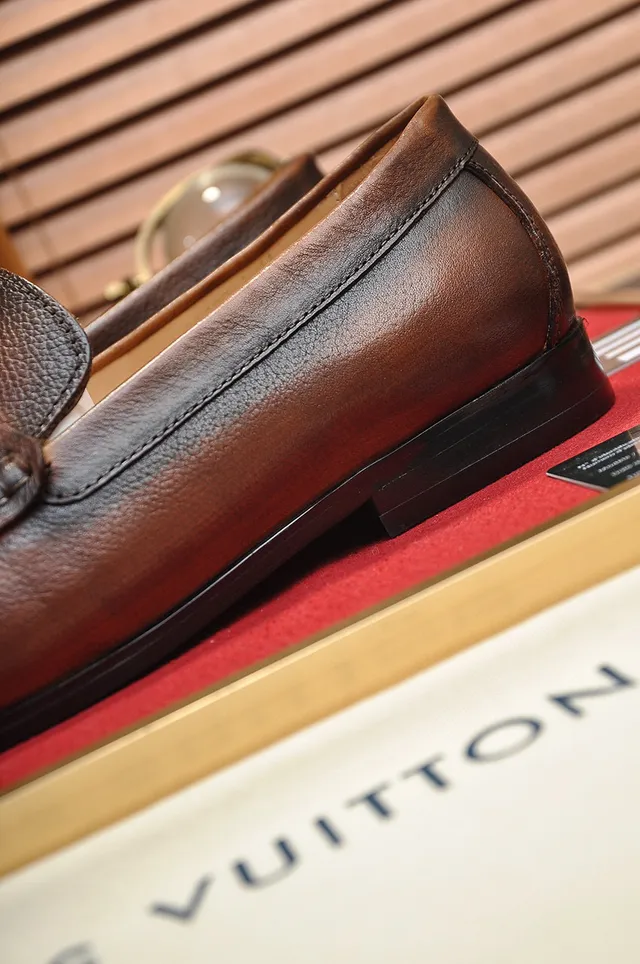 Louis Vuitton Marrom Bege Couro Granulado Metal Fivela LV Mocassim 3