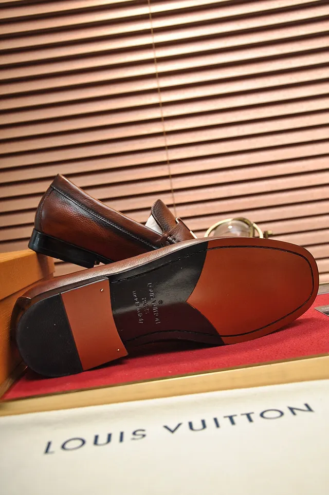 Louis Vuitton Marrom Bege Couro Granulado Metal Fivela LV Mocassim 4