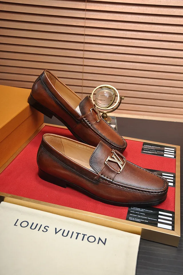 Louis Vuitton Marrom Bege Couro Granulado Metal Fivela LV Mocassim 5