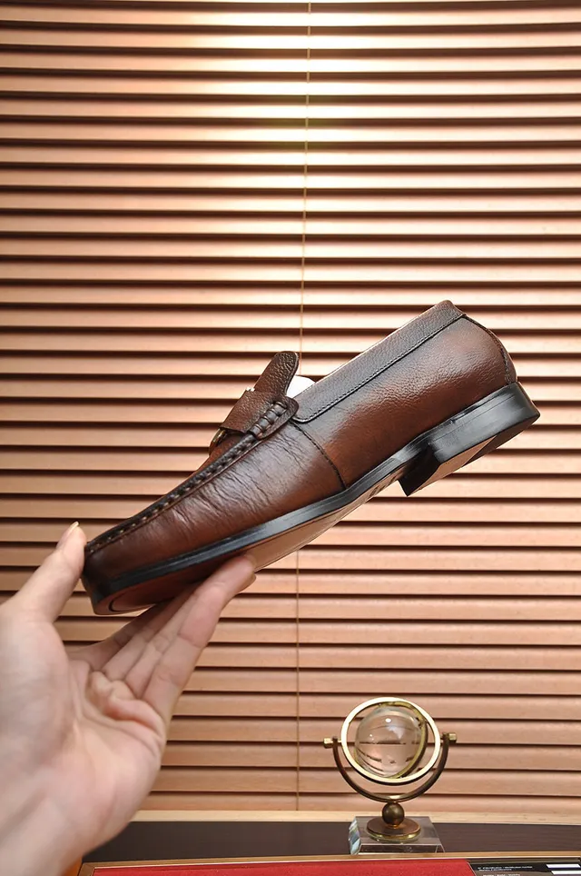 Louis Vuitton Marrom Bege Couro Granulado Metal Fivela LV Mocassim 6