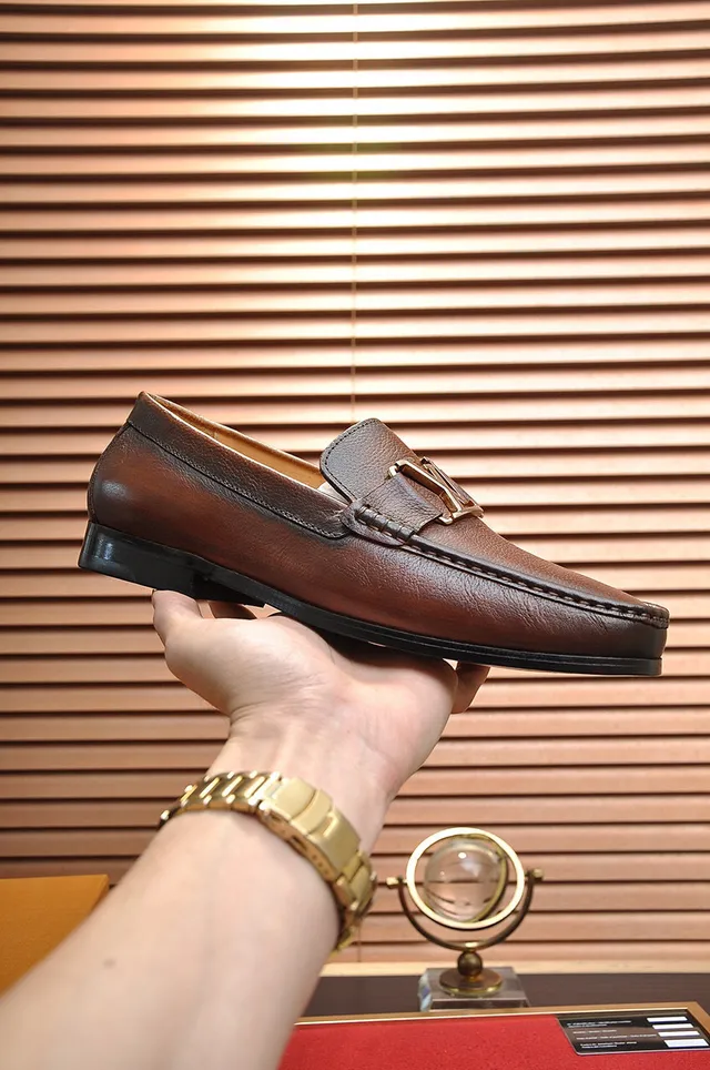 Louis Vuitton Marrom Bege Couro Granulado Metal Fivela LV Mocassim 7