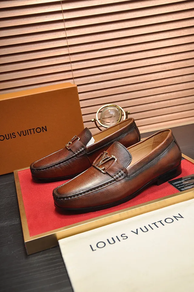 Louis Vuitton Marrom Bege Couro Granulado Metal Fivela LV Mocassim 8