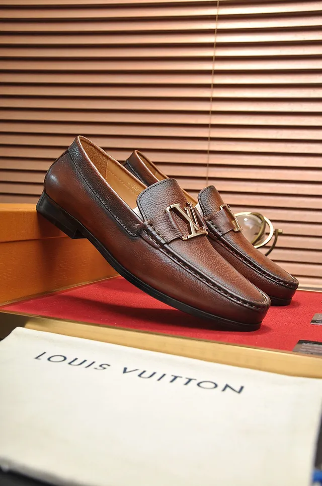 Louis Vuitton Marrom Bege Couro Granulado Metal Fivela LV Mocassim 9