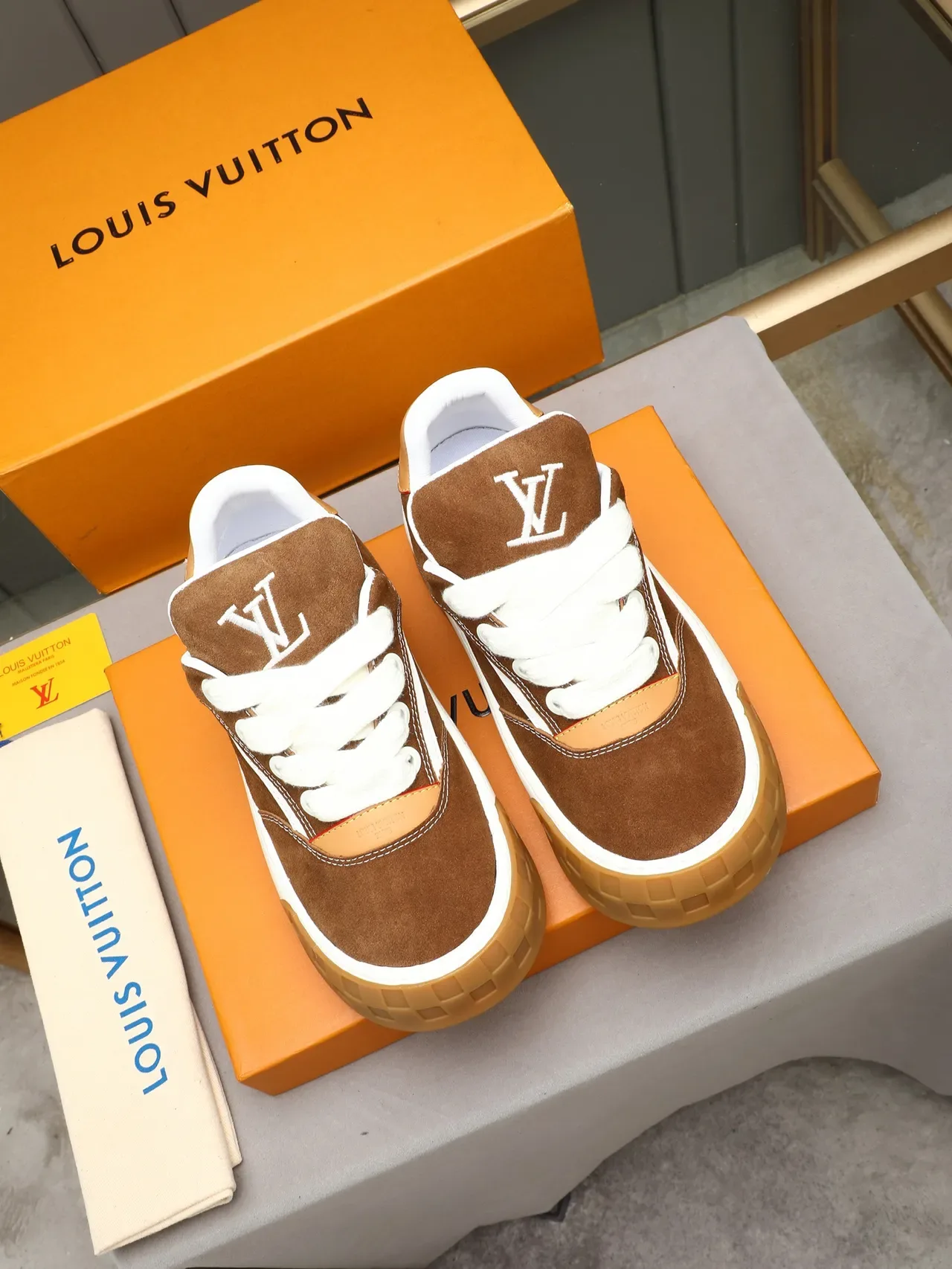 Louis Vuitton 棕米色麂皮鞋面 对比缝线镶板 生活方式运动鞋 2