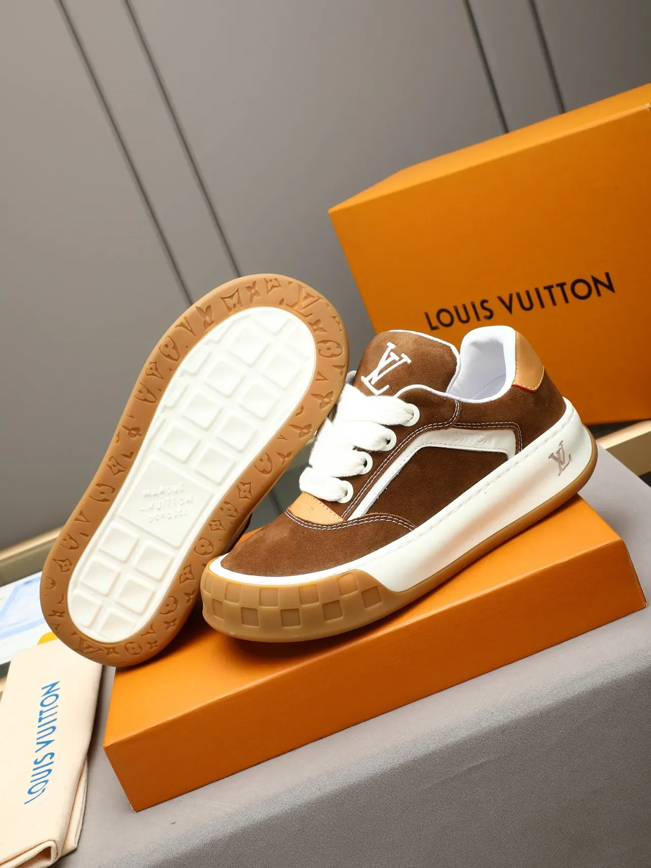 Louis Vuitton 棕米色麂皮鞋面 对比缝线镶板 生活方式运动鞋 4