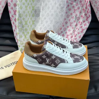 Louis Vuitton tênis lifestyle marrom branco monograma tela superior couro sobreposições