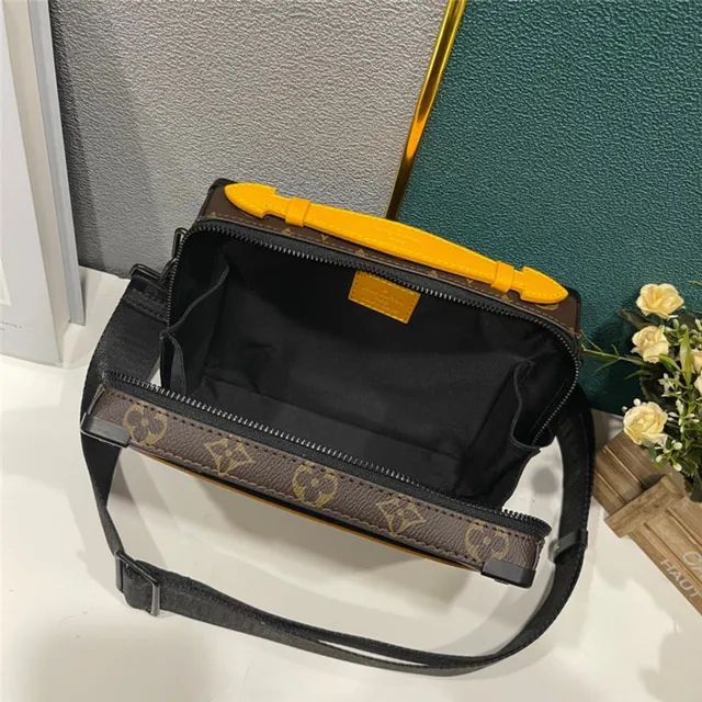 路易威登棕黄盒式硬壳造型印花帆布信使包 3