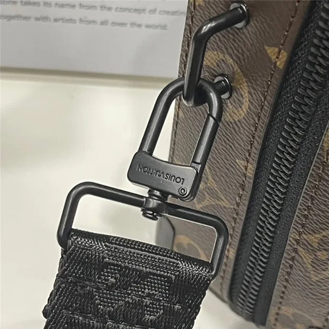 路易威登棕黄盒式硬壳造型印花帆布信使包 4