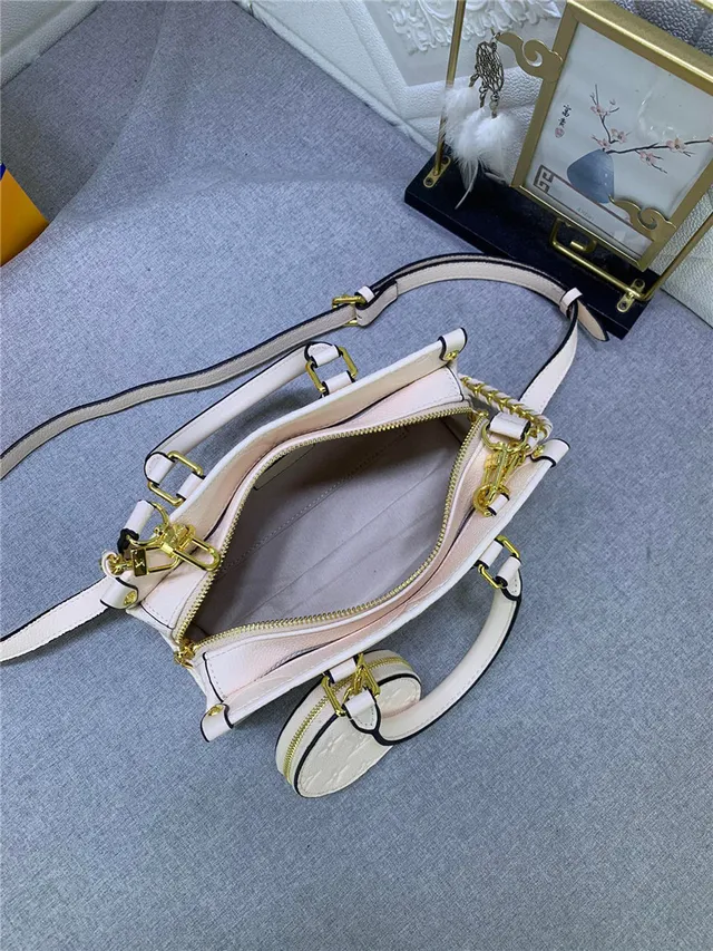 Louis Vuitton Capucines Beige Gold Structured Top-Handle Monogram Leather Handbag 2