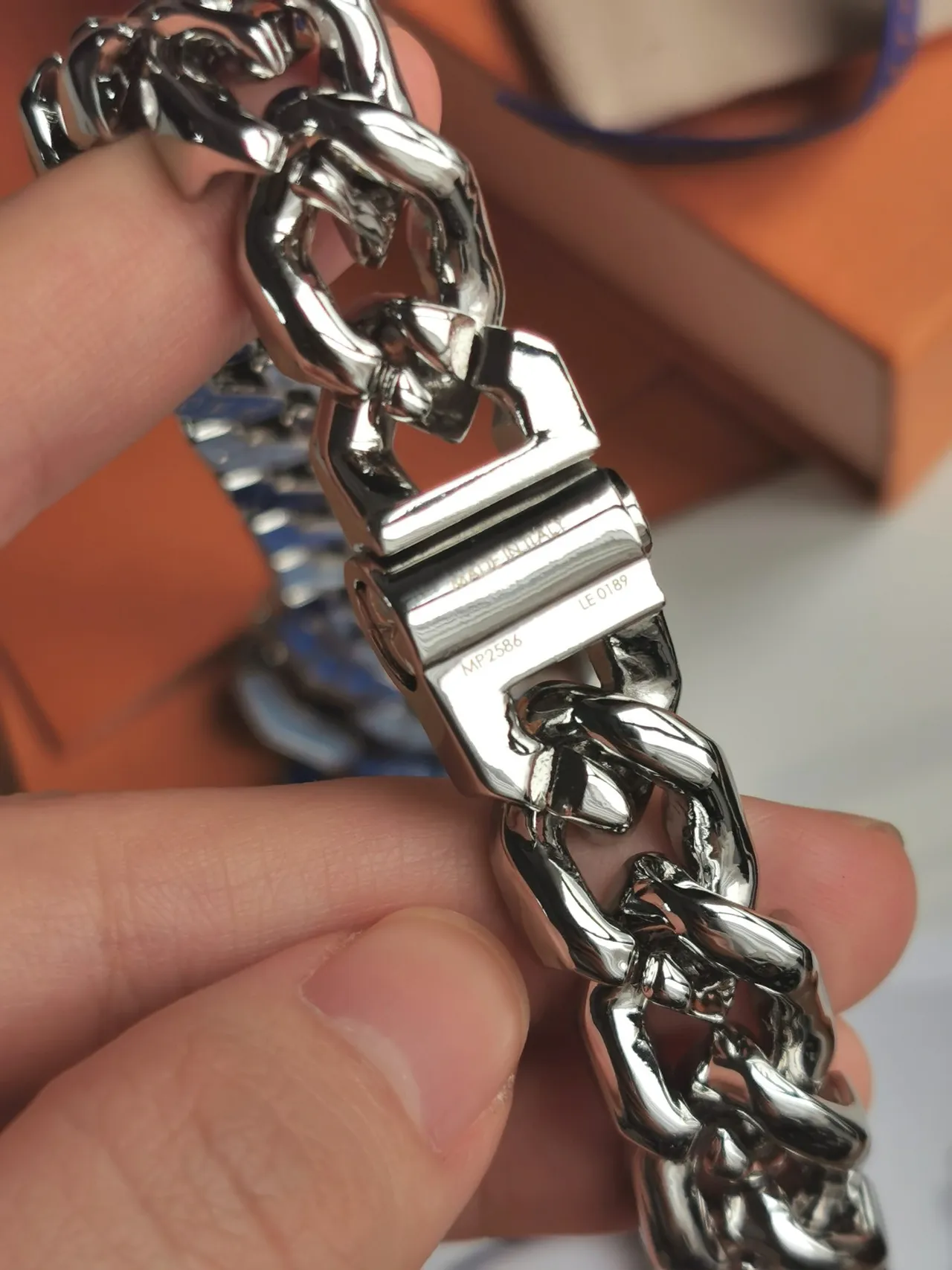 Louis Vuitton Chaîne Bleu Argenté Épaisse Maillon Curb-Link Deux Tons Émail Inlay Collier 4
