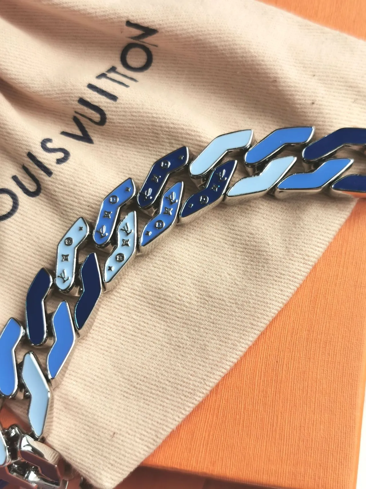 Louis Vuitton Chaîne Bleu Argenté Épaisse Maillon Curb-Link Deux Tons Émail Inlay Collier 6