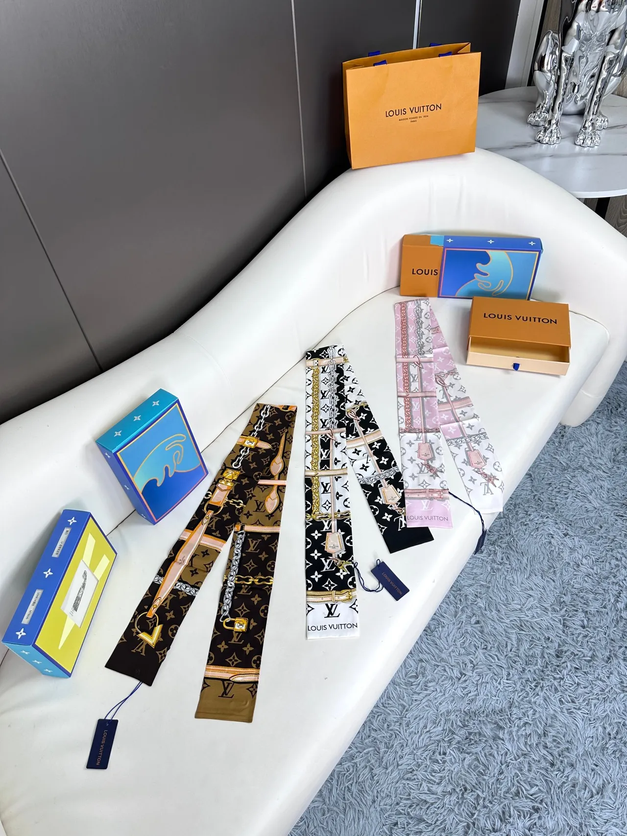Louis Vuitton Chaîne Verrou Noir Jaune Impression Monogramme Motif Écharpe de Soie 5