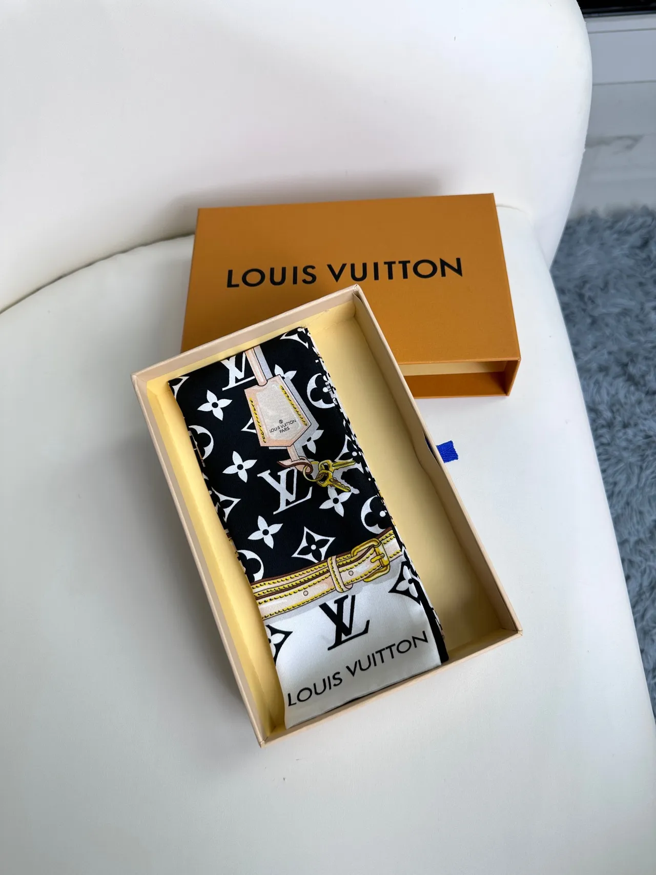 Louis Vuitton Chaîne Verrou Noir Jaune Impression Monogramme Motif Écharpe de Soie 7
