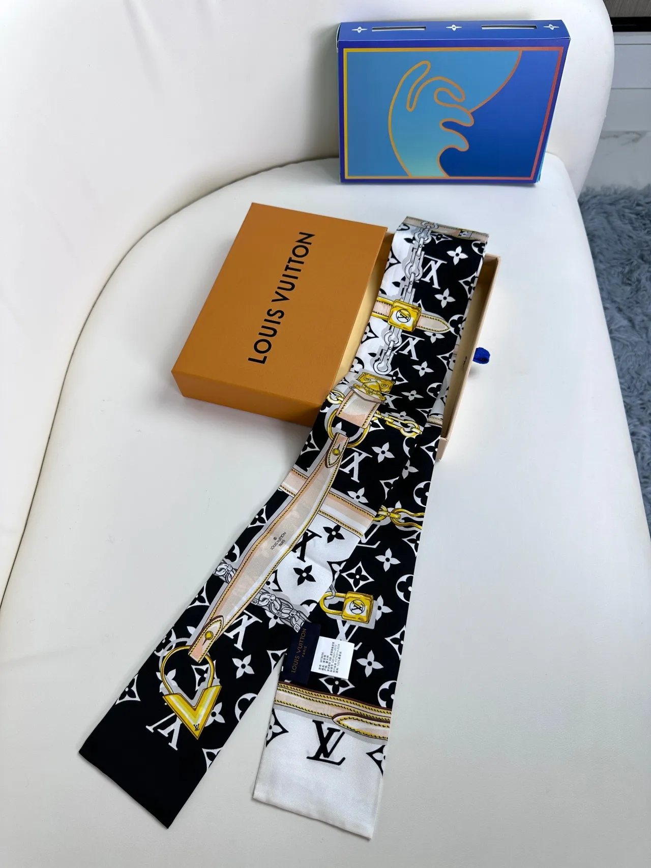 Louis Vuitton Chaîne Verrou Noir Jaune Impression Monogramme Motif Écharpe de Soie 9