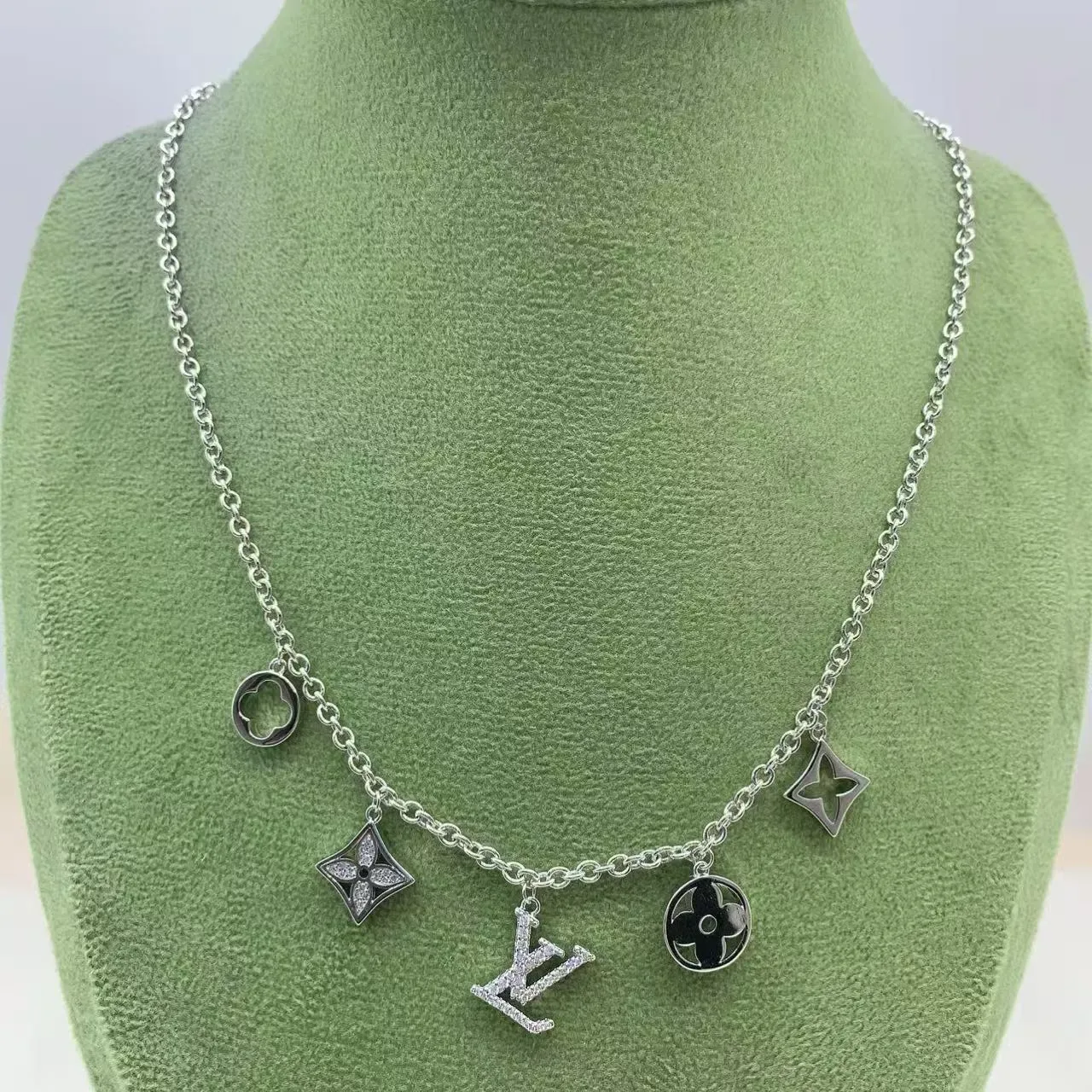 Louis Vuitton Collier Chaîne Or Noir Multi-Charm Pendentif 2