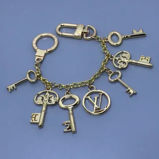 Louis Vuitton Pulsera de metal dorado con multi-charm