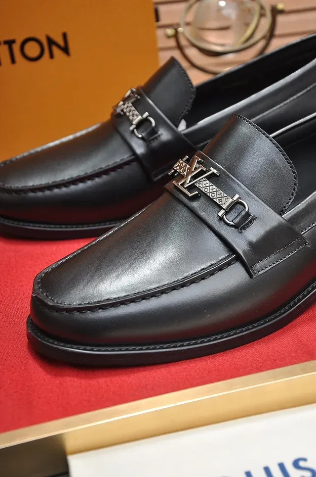 Louis Vuitton Loafer Negro Dorado Cuero Metal LV Hebilla Correa 2
