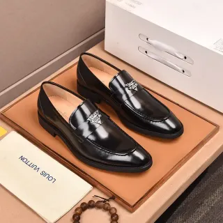 Louis Vuitton काला पेटेंट लेदर लोफर