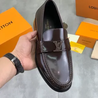 Louis Vuitton लोअफर भूरा पॉलिश्ड लेदर मेटल LV स्ट्रैप लोअफर्स