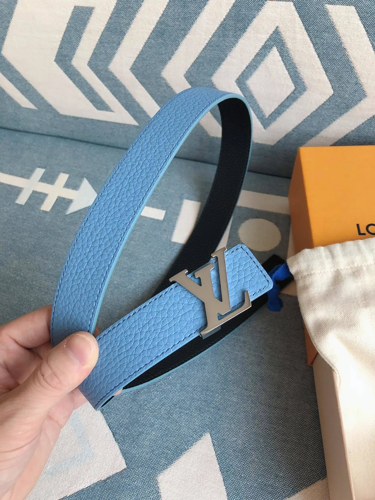 Louis Vuitton LV हल्का नीला पेबल्ड लेदर बेल्ट 2