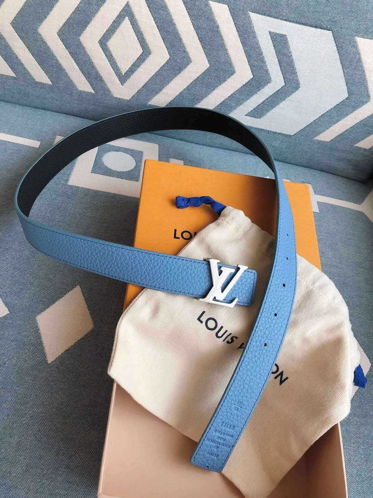 Louis Vuitton LV हल्का नीला पेबल्ड लेदर बेल्ट 3